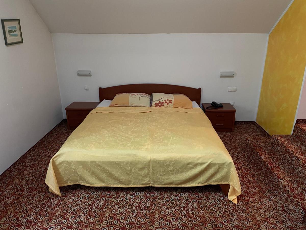 Gostisce Senica Hotel Senovo ภายนอก รูปภาพ